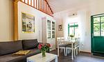 Gemütliches Wohnzimmer mit Sofa und Esstisch - Alte Tischlerei 01 - Top-Hundeurlaub