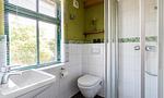 Badezimmer mit Dusche und modernen Elementen - Alte Tischlerei 01 - Top-Hundeurlaub
