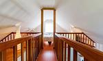 Dachgeschoss-Schlafzimmer mit Holzgeländer und Tageslicht - Alte Tischlerei 01 - Top-Hundeurlaub