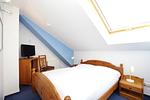zweites oberes Schlafzimmer mit Doppelbett - Wohnung 03-7 - Top-Hundeurlaub