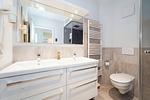 Badezimmer mit WC und Waschbecken - Wohnung 01 - Top-Hundeurlaub