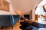 Modernes Wohnzimmer mit Sofa und Fernseher - Haus Ostseenixe 03 - Top-Hundeurlaub