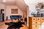 Wohnzimmer mit Sofa und Kamin - Haus Ostseenixe 03 - Top-Hundeurlaub
