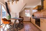 Moderne Küche mit Esstisch und Stühlen - Haus Ostseenixe 03 - Top-Hundeurlaub