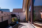 Terrasse mit zwei Stühlen und Blumentopf. - Haus Ostseenixe 03 - Top-Hundeurlaub