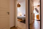 Schlafzimmer mit Holzbetten und Lampe - Haus Ostseenixe 03 - Top-Hundeurlaub