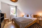 Helles Schlafzimmer mit Doppelbett - Haus Ostseenixe 03 - Top-Hundeurlaub