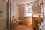 Helles Badezimmer mit Dusche und Fenster - Haus Ostseenixe 03 - Top-Hundeurlaub