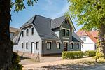 Moderne Außenansicht eines Hauses mit Garten - Haus Ostseenixe 03 - Top-Hundeurlaub