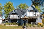Außenansicht des Hauses mit Balkonen und Garten - Haus Ostseenixe 03 - Top-Hundeurlaub
