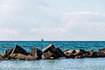 Blick auf das Meer mit Steinen im Vordergrund - Haus Ostseenixe 03 - Top-Hundeurlaub