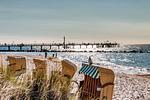 Strandansicht mit Strandkörben und Pier - Haus Ostseenixe 03 - Top-Hundeurlaub