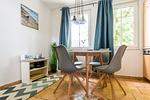 Moderne Küche mit Esstisch und Fenstern - Haus Ostseenixe 05 - Top-Hundeurlaub