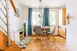 Moderne Küche mit Tisch und Stühlen - Haus Ostseenixe 05 - Top-Hundeurlaub