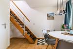 Moderne Küche mit Tisch und Treppe - Haus Ostseenixe 05 - Top-Hundeurlaub