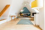 Wohnzimmer mit modernem Sofa und stilvollen Akzenten - Haus Ostseenixe 05 - Top-Hundeurlaub