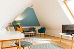 Heller Wohnraum mit Sofa und Fernseher - Haus Ostseenixe 05 - Top-Hundeurlaub