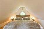 Schlafzimmer mit Doppelbett und Nachttischen - Haus Ostseenixe 05 - Top-Hundeurlaub