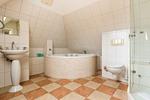 Modernes Badezimmer mit ovaler Badewanne - Haus Ostseenixe 05 - Top-Hundeurlaub