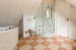 Modernes Badezimmer mit Dusche und Badewanne - Haus Ostseenixe 05 - Top-Hundeurlaub