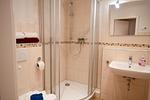 Modernes Badezimmer mit eleganter Dusche und frischen Handtüchern. - Berliner Hof App. 111 - Top-Hundeurlaub