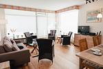 Geräumiges Wohnzimmer mit moderner Einrichtung - Berliner Hof App. 301 - Top-Hundeurlaub