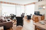 Gemütliches Wohnzimmer mit Sofa und Fernseher - Berliner Hof App. 301 - Top-Hundeurlaub