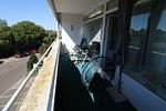 Terrasse mit Sitzmöbeln und Blick ins Grüne. - Panoramic B1-9 - Sierksdorf - Top-Hundeurlaub