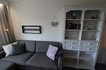 Gemütliches Wohnzimmer mit Sofa und Regal - Panoramic B1-9 - Sierksdorf - Top-Hundeurlaub