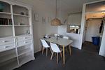 Moderne Küche mit Esstisch und weißen Stühlen - Panoramic B1-9 - Sierksdorf - Top-Hundeurlaub