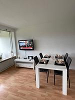 Wohnzimmer mit Esstisch und Fernseher - Ferienpark App. 595/5  - Sierksdorf - Top-Hundeurlaub