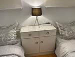 Schlafzimmer mit zwei Betten und Nachttischlampe. - Ferienpark App. 595/5  - Sierksdorf - Top-Hundeurlaub