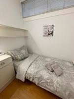 Kleines Schlafzimmer mit Bett und Schreibtisch - Ferienpark App. 595/5  - Sierksdorf - Top-Hundeurlaub