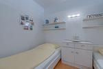 Schlafzimmer mit zwei Betten und Regalen - Ferienpark App. 595/5  - Sierksdorf - Top-Hundeurlaub