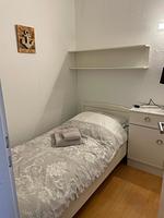 Schlafzimmer mit Einzelbett und Nachttisch - Ferienpark App. 595/5  - Sierksdorf - Top-Hundeurlaub