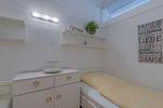 Schlafzimmer mit Einzelbett und Regalen - Ferienpark App. 595/5  - Sierksdorf - Top-Hundeurlaub