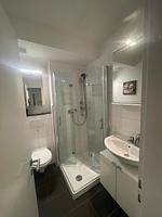 Modernes Badezimmer mit Dusche und Waschbecken - Ferienpark App. 595/5  - Sierksdorf - Top-Hundeurlaub