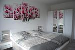 Schlafzimmer mit Blumenmotiven - Nautica App A6, Strandallee 65 Haffkrug - Top-Hundeurlaub