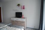 Schlafzimmer mit Fernseher und Kommode - Nautica App A6, Strandallee 65 Haffkrug - Top-Hundeurlaub