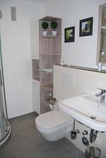 Modernes Badezimmer mit Dusche und Waschbecken - Nautica App A6, Strandallee 65 Haffkrug - Top-Hundeurlaub