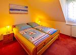 Doppelbet im Schlafzimmer im 1. OG - Fewo Sonnensee - Haffkrug Aalweg 28 - Top-Hundeurlaub
