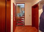 Flur mit Treppe ins 2. OG - Fewo Sonnensee - Haffkrug Aalweg 28 - Top-Hundeurlaub
