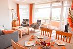 Genießen Sie den Komfort in diesem stilvollen Wohnzimmer mit Blick auf die Terrasse. - Berliner Hof App. 115 - Top-Hundeurlaub