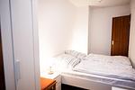 Entspannen Sie in diesem modernen Schlafzimmer mit gemütlichem Doppelbett. - Berliner Hof App. 115 - Top-Hundeurlaub