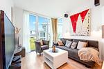 Wohnzimmer mit Blick zum Balkon - Wohnung 07 - Top-Hundeurlaub