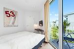 Schlafzimmer mit Blick zum TV - Wohnung 07 - Top-Hundeurlaub