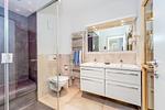 Badezimmer mit doppeltem Waschbecken - Wohnung 07 - Top-Hundeurlaub
