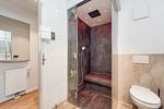 Badezimmer mit Blick zur Dusche - Wohnung 07 - Top-Hundeurlaub
