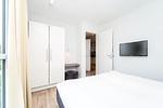 erstes Schlafzimmer mit TV - Wohnung 01 - Top-Hundeurlaub