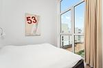 erstes Schlafzimmer mit Fenster - Wohnung 05 - Top-Hundeurlaub